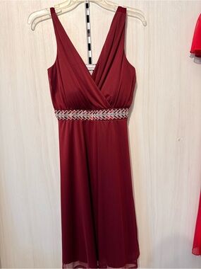 Elegant V-Neck Burgundy Evening Dress with Beaded Waist